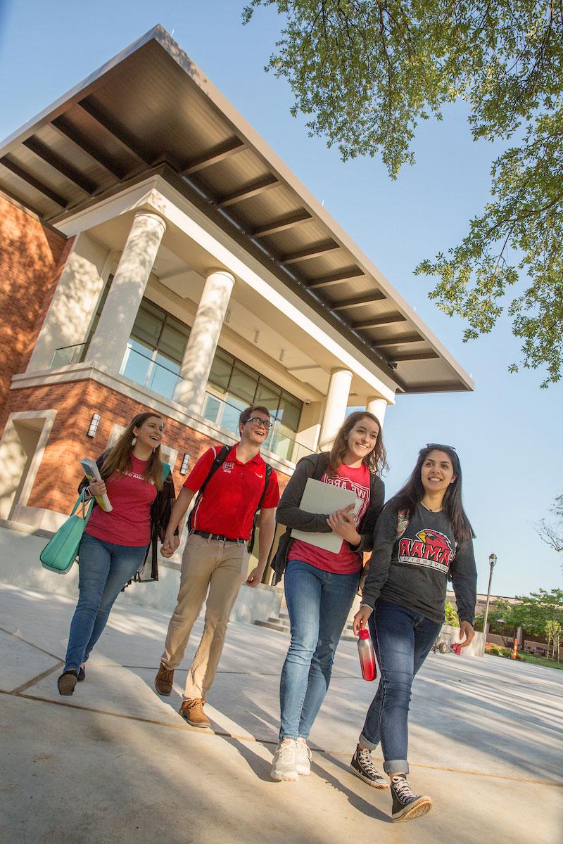 rhc-couple-and-friends-on-campus