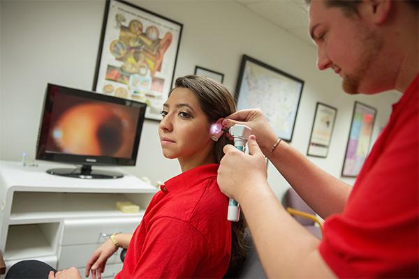 Department of Speech and Hearing Sciences 诊所 allow for opportunity to students and outside community 